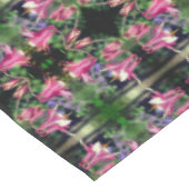 Rosa Kolumbin Blume Abstraktes Muster Tischdecke (Schrägansicht)