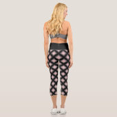 rosa konzentrische Quadrate auf schwarz geometrisc Capri Leggings (Rückseite)