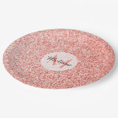 Rosa Korallen hellpastellfarbene Glitzern Monogram Pappteller (Schrägansicht)