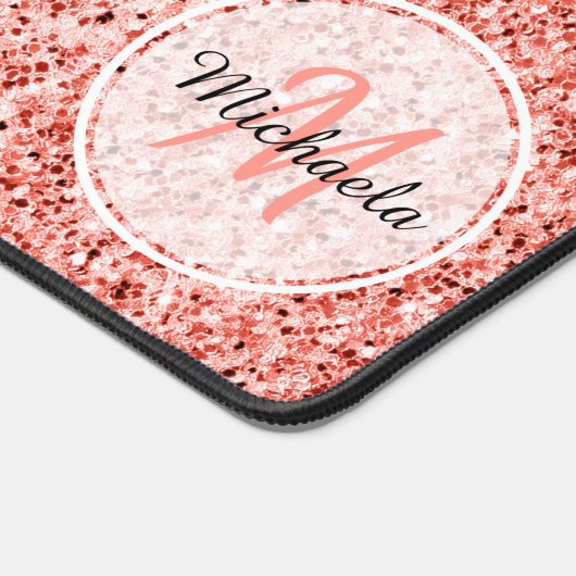 Rosa Korallen hellpastellfarbene Glitzern Monogram Schreibtischunterlage (Ecke)