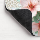 Rosa Kosmos-Blume auf Bridal Lace Mousepad (Ecke)