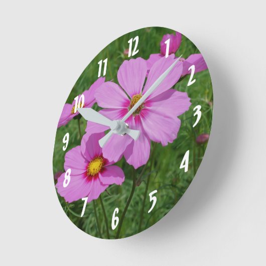 Rosa Kosmos-Blume im Blut Runde Wanduhr (Winkel)