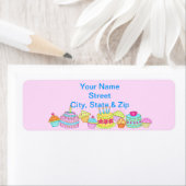 Rosa Kuchen und Kuchen zum Geburtstag glücklich (Insitu)