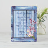 Rosa künstlerische Blume auf der Blutholzstruktur Einladung (Stehend Vorderseite)