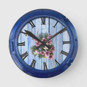Rosa künstlerische Blumen auf Blauholz-Textur Runde Wanduhr