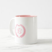Rosa Laurel Wreath mit Monogramm Zweifarbige Tasse (Vorderseite Links)