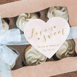 Rosa Liebe ist süße Gastgeschenk Hochzeit Herz-Aufkleber<br><div class="desc">Maßgeschneiderte Aufkleber/Etiketten mit der Gastgeschenk Hochzeit "Liebe ist süß" mit goldener Kalligraphie in rosa Aquarellfarben.</div>