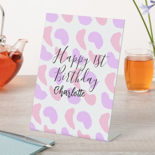 Rosa lila abstrakte Formen glücklich 1. Sockelschild (In Situ)