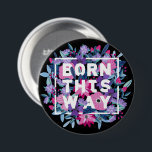 Rosa Lila blauer Bi-Stolz Button<br><div class="desc">Bi Stolz-Taste in Schwarz mit Geborener Diese Art geschrieben in fett-weißen Buchstaben auf einem Bett aus Blume,  Beeren und Blätter in Rosa,  lila und Blau.</div>