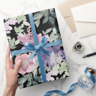 Rosa lila Blumenmuster auf schwarzem Hintergrund Geschenkpapier
