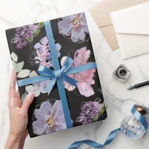 Rosa lila Blütenblätter schwarzer Hintergrund Geschenkpapier