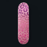Rosa Lila Glitzer Leopard Tierdruckleuchte Skateboard<br><div class="desc">Dieses elegante und glamouröse Muster ist perfekt für das trendige und stilvolle Girly. Es zeigt Imitate lila bis rosa funkelnd Glitzer Leopardendruckverlauf auf fuchsia bis lila cheetah Print ombre gedruckt. Es ist einzigartig, elegant, hübsch, mädchenhaft und cool. ***WICHTIGE HINWEIS FÜR DESIGN: Für individuelle Designanfragen, wie z.B. passende Produktanfragen, Farbänderungen, Platzierungsänderungen...</div>