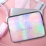 Rosa lila holografische Funkel Laptopschutzhülle<br><div class="desc">Eine angesagte holografische Irideszierung, Hintergrund mit Einhorn- und Regenbogenpastellfarben in Rosa, lila, Minzgrün. Dekoriert mit Imitaten Glitzern. Lila Buchstaben. Personalisieren und fügen Sie Ihren Namen mit einem mütterlichen Schrift mit Schriftzeichen im Stil von Schriftzeichen mit Swashes hinzu. Um die Swashes behalten, löschen Sie nur den Beispielnamen, verlass die Leerzeichen oder...</div>