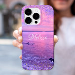 Rosa Lila Ozean Sonnenuntergang Girly Glam Confett iPhone 16 Pro Hülle<br><div class="desc">Erinnern Sie sich an Ihren Sommerurlaub jedes Mal, wenn Sie diesen personalisierten Namen Handy Fall verwenden. Genießen Sie die Einsamkeit des kalifornischen Pazifik mit diesem atemberaubenden, lila, rosa und blauen Sonnenuntergang Foto, mit winzigen, funkelnd lila und goldenen, gürtelförmigen Konfetti-Punkten geknickt. Ein tolles Geschenk für jemanden, der etwas Besonderes ist! Geben...</div>