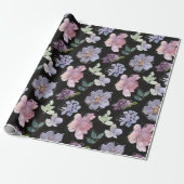 Rosa Lila Petals Schwarzer Hintergrund Geschenkpapier (Ungerollt)