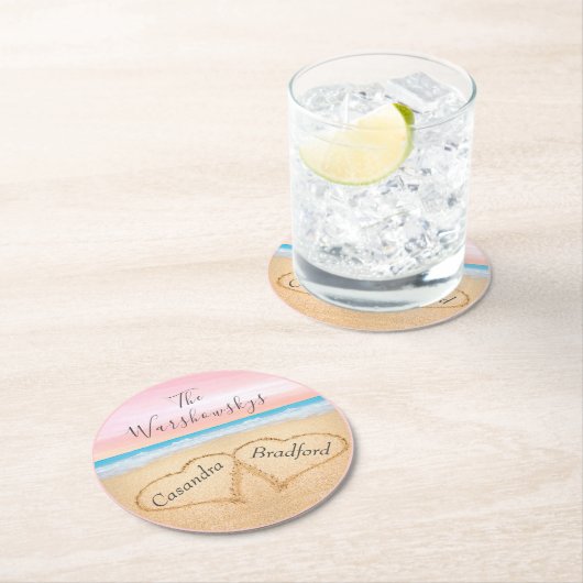 Rosa Lila Strand Hochzeit 2 Herzen in Sand Runder Pappuntersetzer (Vor Ort)