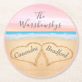 Rosa Lila Strand Hochzeit 2 Herzen in Sand Runder Pappuntersetzer (Vorderseite)