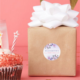 Rosa Lila Wasserfarbe Sie ist ein Geburtstag von G Runder Aufkleber