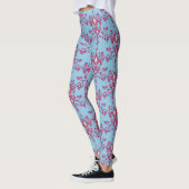 Rosa Lilie über die Leggings der blauen Frauen (Links)