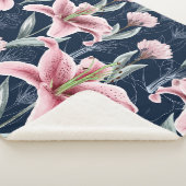 Rosa Lilly Blume Nahtloses Muster. Sherpadecke (3/4)