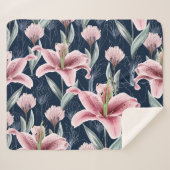 Rosa Lilly Blume Nahtloses Muster. Sherpadecke (Vorderseite (Horizontal))