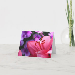 Rosa Lilly und violette Blumen am Muttertag Feiertagskarte