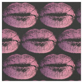 Rosa Lippen auf Schwarz Stoff (Nahaufnahme)