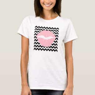 Rosa Lippen auf Schwarz-Weiß-Zickzack T-Shirt