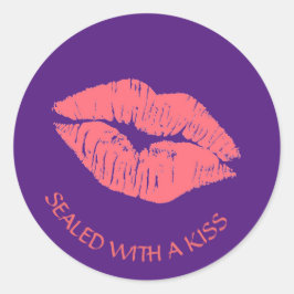 Rosa Lippen mit Kuss versiegelt Runder Aufkleber
