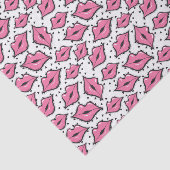 Rosa Lippenkuss-Lippenstift u. Seidenpapier (Ausschnitt)