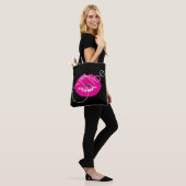 Rosa Lippenkuss-Schwarz-Name fertigen Tasche (Am Model)