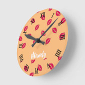 Rosa Lippenmuster Runde Wanduhr (Winkel)