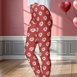 Rosa Lipstick Kiss Print Red Leggings<br><div class="desc">Mit diesen Leggings mit rosa Lippenstift-Küssen auf fett rotem Hintergrund drücken Sie romantisch auf die Seite. Ideal für den Valentinstag oder immer wenn Sie gewollt haben, um ein lustiges und kokettes Element in Ihr Outfit einzufügen. Diese komfortablen Leggings sind mit einem auffälligen Muster aus rosa Lippendrucken gestaltet und verleihen Ihrem...</div>
