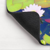 Rosa Lotos-Blume, die mit Lilienauflagen auf Teich Mousepad (Ecke)