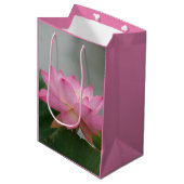 Rosa Lotos-Blumen-Geschenk-Tasche Mittlere Geschenktüte (Vorderseite Schrägansicht)