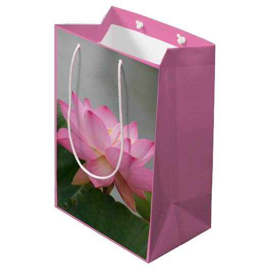 Rosa Lotos-Blumen-Geschenk-Tasche Mittlere Geschenktüte (Rückseite Schrägansicht)