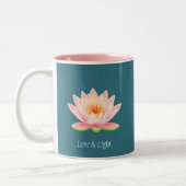 Rosa Lotus-Blume auf Aquamarin Zweifarbige Tasse (Links)