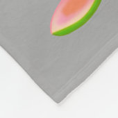 Rosa Lotus-Blume auf leicht silbergrau Fleecedecke (Ecke)