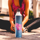 Rosa Lotus-Blume schweben auf Kristallblau Edelstahlflasche