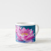 Rosa Lotus-Blume schweben auf Kristallblau Espressotasse (Vorderseite Rechts)
