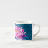 Rosa Lotus-Blume schweben auf Kristallblau Espressotasse (Rechts)