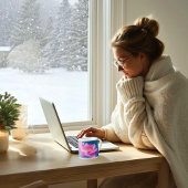 Rosa Lotus-Blume schweben auf Kristallblau Espressotasse