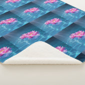 Rosa Lotus-Blume schweben auf Kristallblau Sherpadecke (3/4)