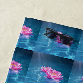 Rosa Lotus-Blume schweben auf Kristallblau Strandtuch