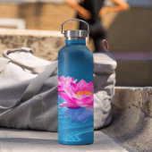 Rosa Lotus-Blume schweben auf Kristallblau Thermosbecher