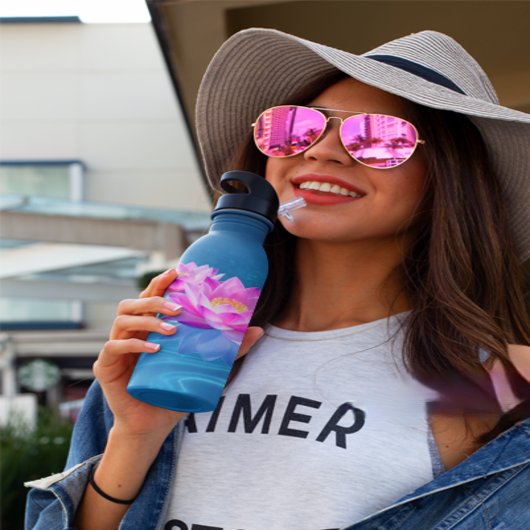 Rosa Lotus-Blume schweben auf Kristallblau Thermosbecher