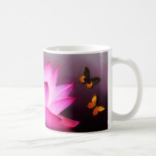 Rosa Lotus Blume und farbenfrohe Schmetterlinge Kaffeetasse