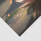 Rosa Lotus im Papiertuch der Leuchtstoffröhre am M Seidenpapier (Ausschnitt)