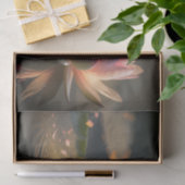 Rosa Lotus im Papiertuch der Leuchtstoffröhre am M Seidenpapier (Geschenk)