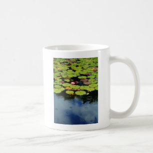 Rosa Lotus in Regen Kaffeetasse